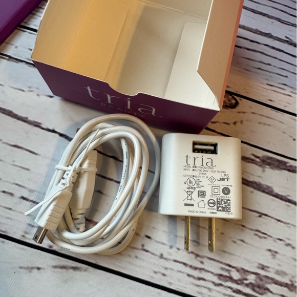 EUC Tria Age-Defying Laser,  Packaging & Accessories - No Skincare Starter Set - Picture 10 of 17